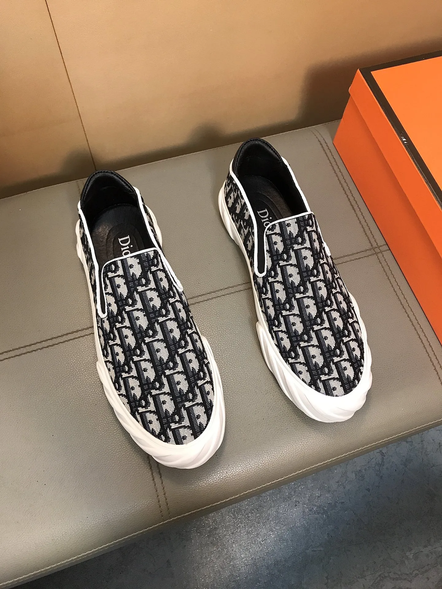 Factory price 380 👉👉[Dior] Dior’s latest model is carefully crafted and set off the audience! An international brand that continues to innovate. This men's high-top all-season casual shoe is made of brand printed material on the upper, pigskin lining and rubber non-slip outsole. It is breathable and comfortable and speaks for itself with quality👄 Size: 38-44